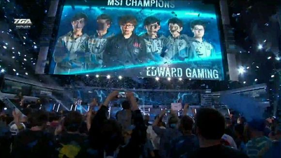 外媒更新2022夏季赛第十一周的全球战队战力排行。 GENG夺冠第一！