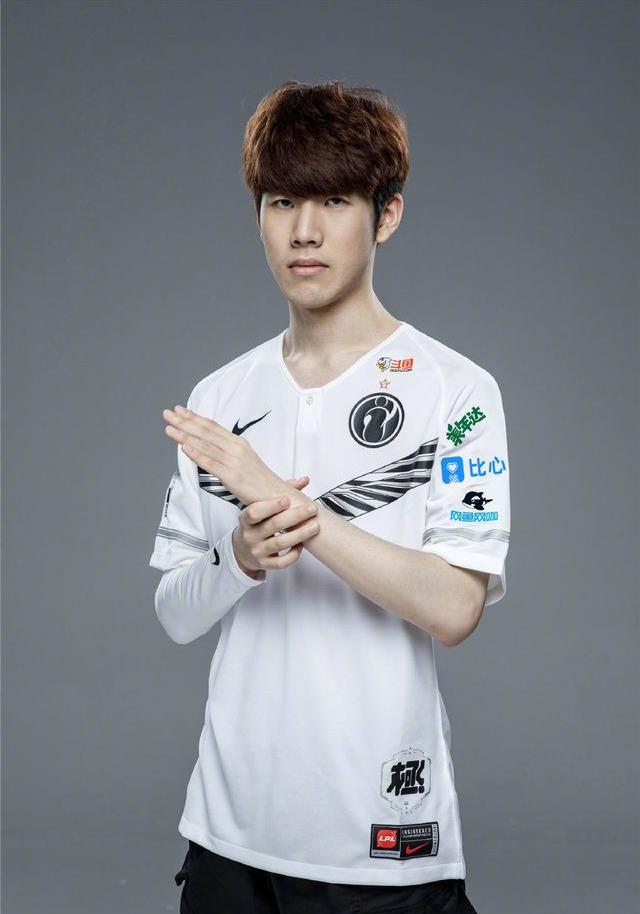 几乎逆转了 10,000 分！ ThunderTalk Gaming 在趋势下两次击败对手。 EDward Gaming 在第一场比赛中毫无危险地击败了 ThunderTalk Gaming