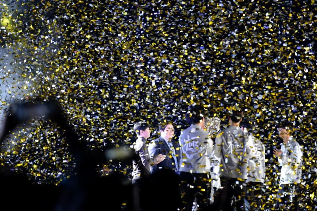 T1 接受挑战，与 AI Grok 5 对战