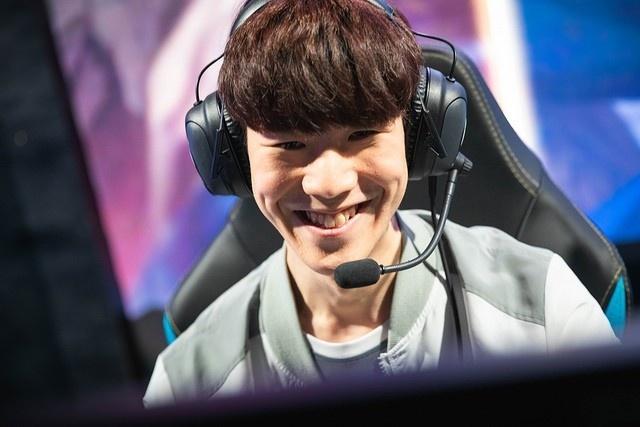 CSGO EPL S16：打比赛还能借队友显示器？